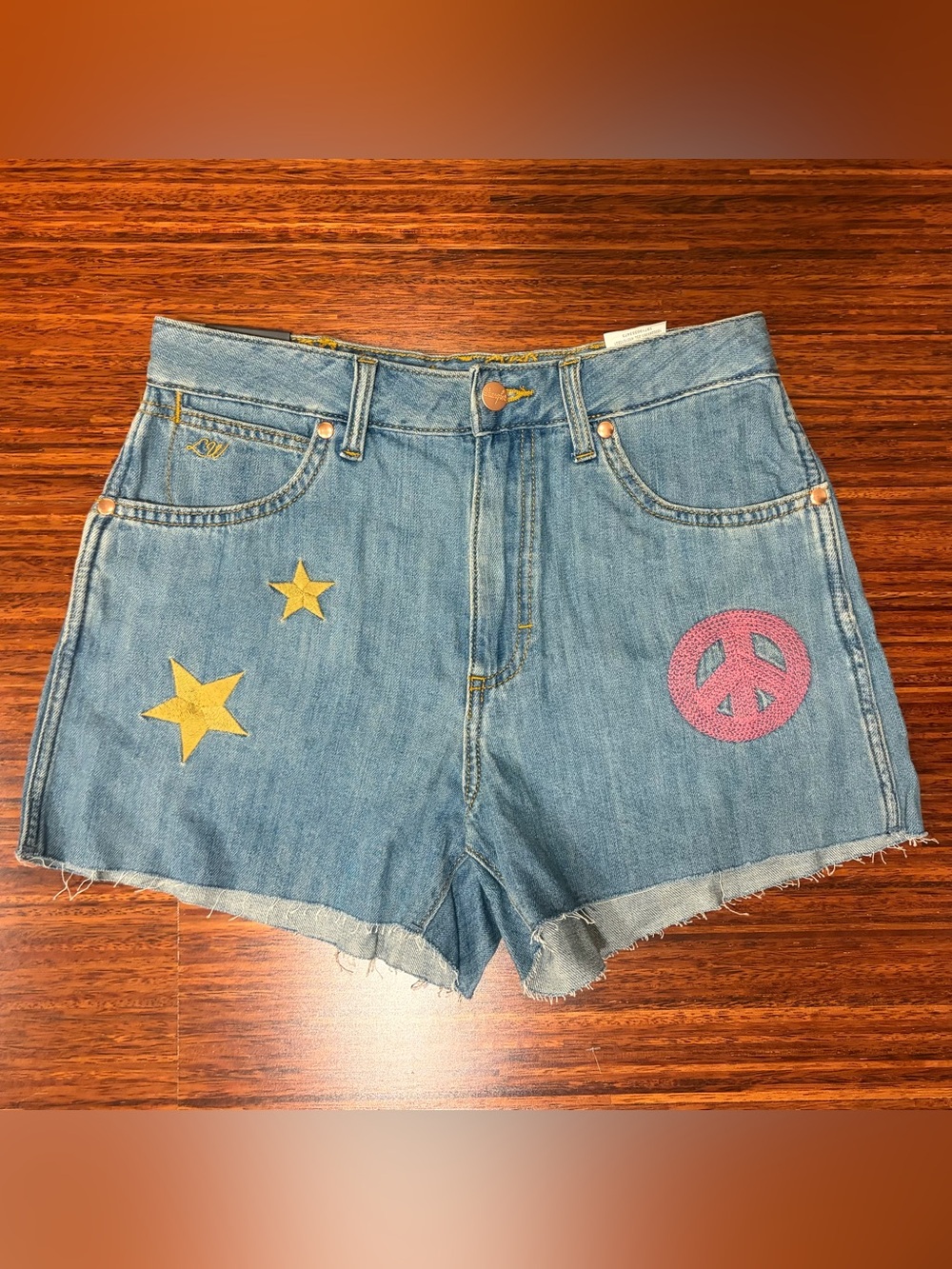 NWT Wrangler x Lainey Wilson Boho Sunflower Denim Cowboy Shorts Size 29